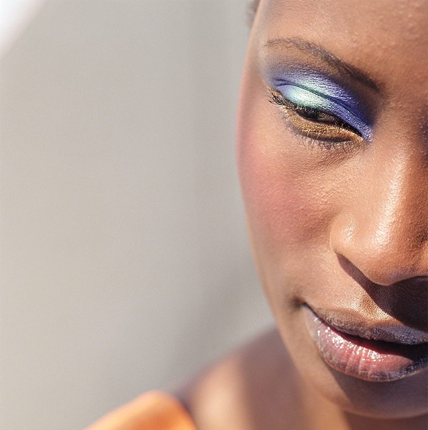 Blue make-up for women of colour